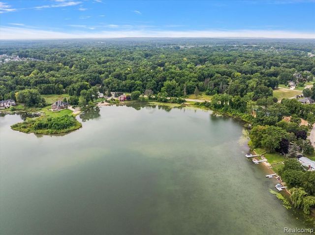 2770 Bogie Lake Road, White Lake, MI 48386