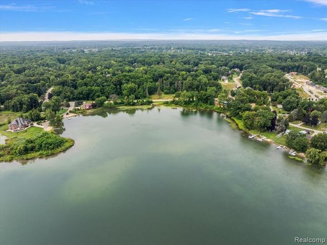 2770 Bogie Lake Road, White Lake, MI 48386