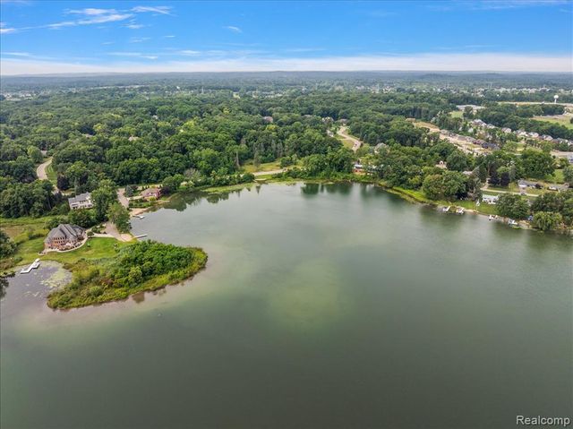 2770 Bogie Lake Road, White Lake, MI 48386