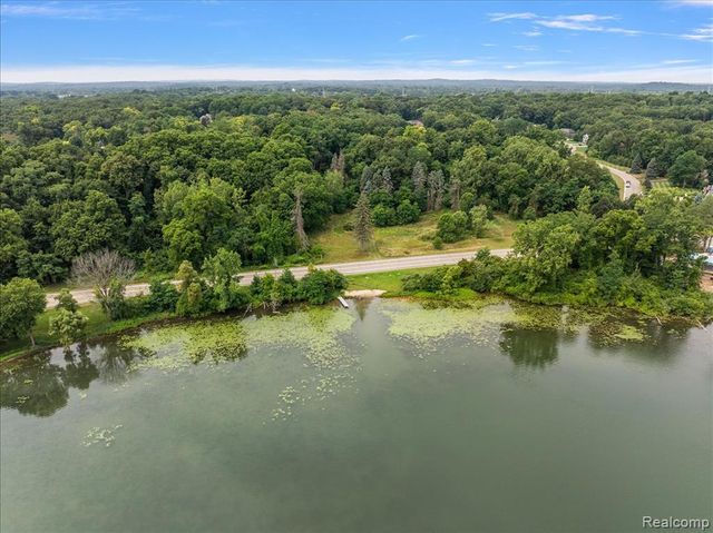 2770 Bogie Lake Road, White Lake, MI 48386