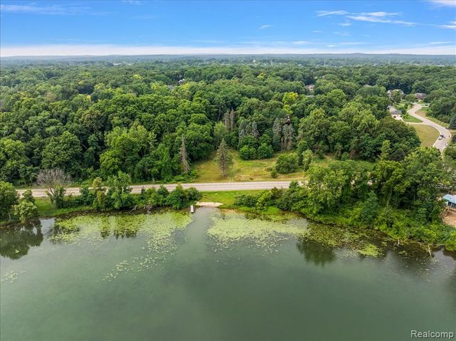 2770 Bogie Lake Road, White Lake, MI 48386