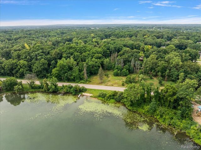 2770 Bogie Lake Road, White Lake, MI 48386