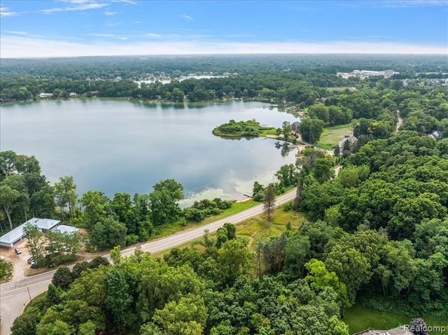 2770 Bogie Lake Road, White Lake, MI 48386