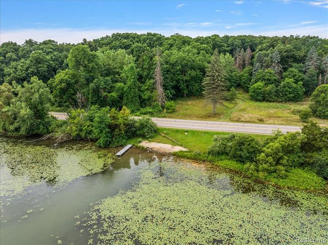 2770 Bogie Lake Road, White Lake, MI 48386