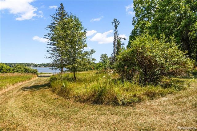 2770 Bogie Lake Road, White Lake, MI 48386