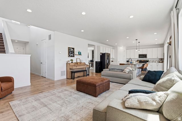 1208 E COACHLINE WAY, Eagle Mountain, UT 84005