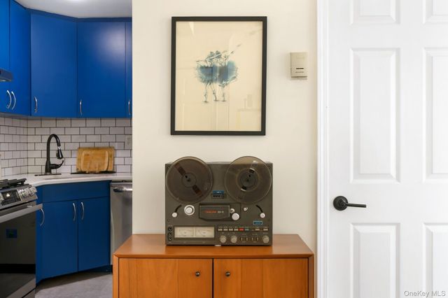 25 Meserole Street 3R, Brooklyn, NY 11206