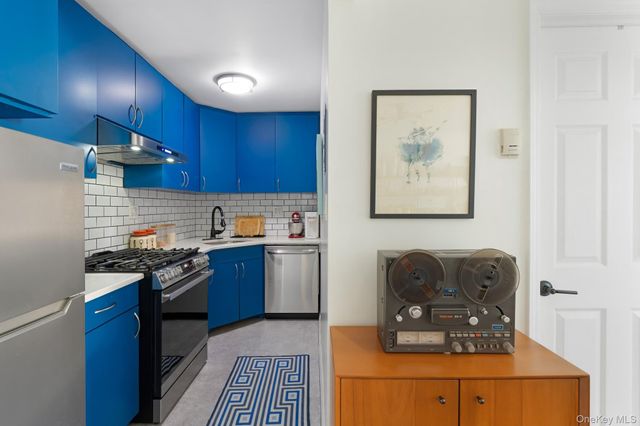 25 Meserole Street 3R, Brooklyn, NY 11206