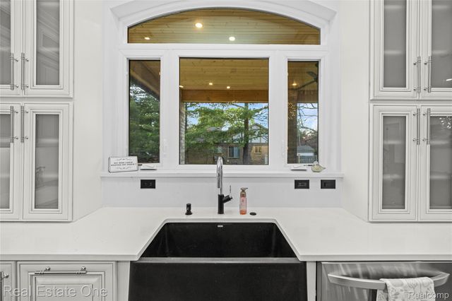 5321 Rochester Road, Troy, MI 48058