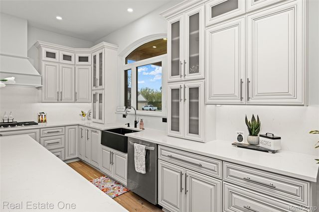5321 Rochester Road, Troy, MI 48058