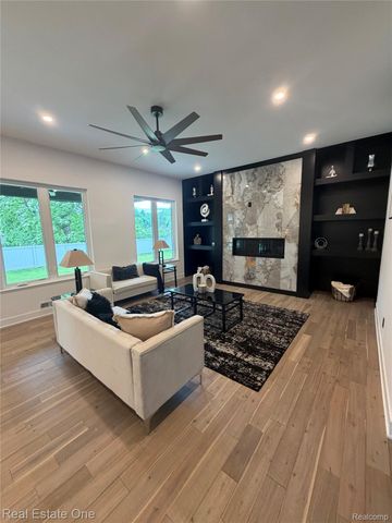 5321 Rochester Road, Troy, MI 48058