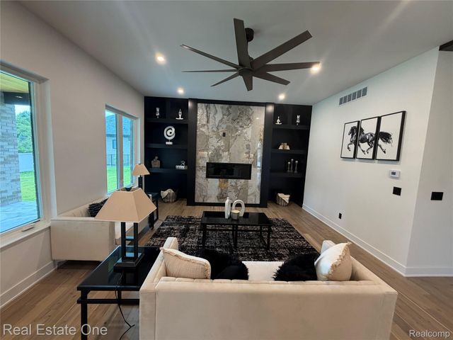 5321 Rochester Road, Troy, MI 48058