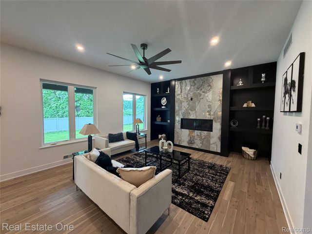 5321 Rochester Road, Troy, MI 48058