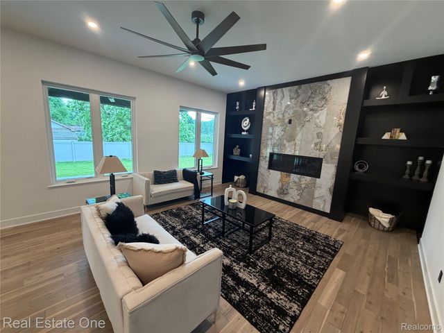 5321 Rochester Road, Troy, MI 48058