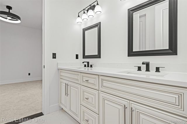 5321 Rochester Road, Troy, MI 48058