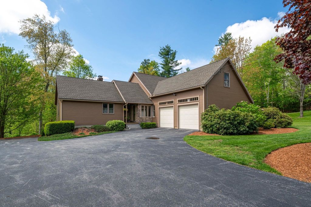 25 Golden Gate Drive, Hooksett, NH 03106