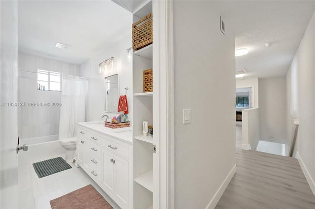 3643 San Simeon Cir, Weston, FL 33331