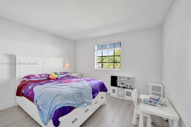 3643 San Simeon Cir, Weston, FL 33331