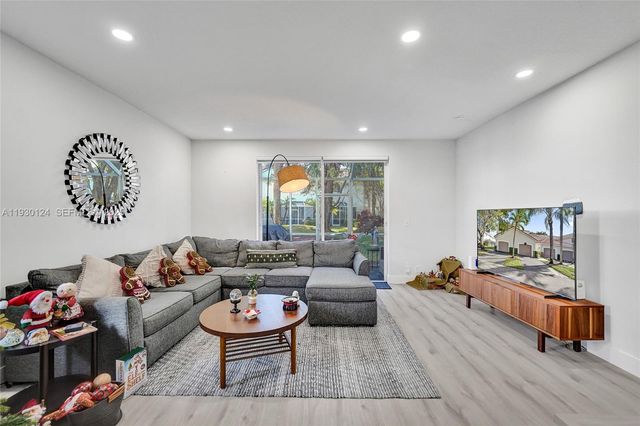 3643 San Simeon Cir, Weston, FL 33331