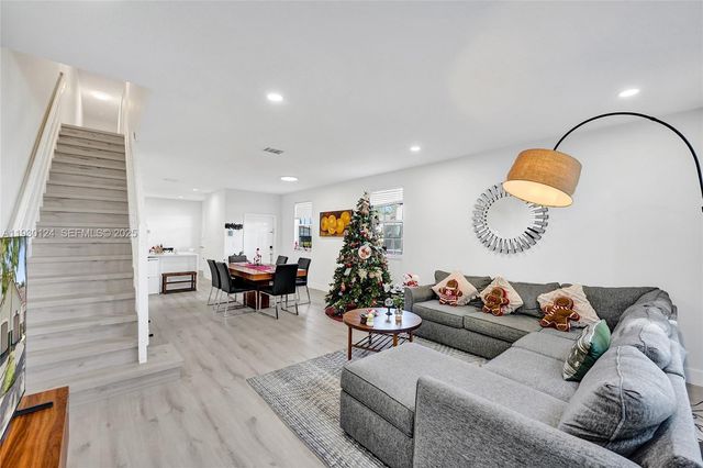 3643 San Simeon Cir, Weston, FL 33331