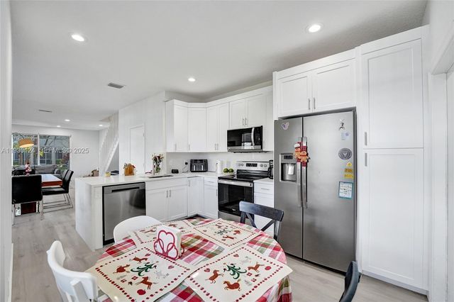 3643 San Simeon Cir, Weston, FL 33331