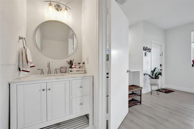 3643 San Simeon Cir, Weston, FL 33331