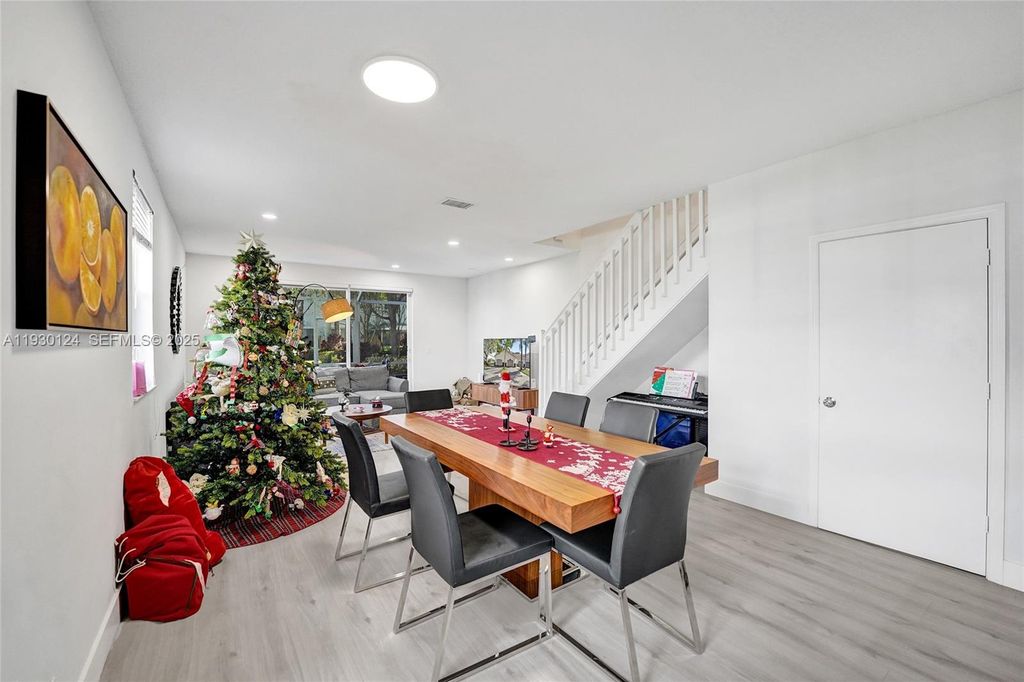 3643 San Simeon Cir, Weston, FL 33331