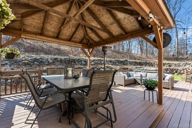 8473 Deerwood Road, Independence Charter Township, MI 48348