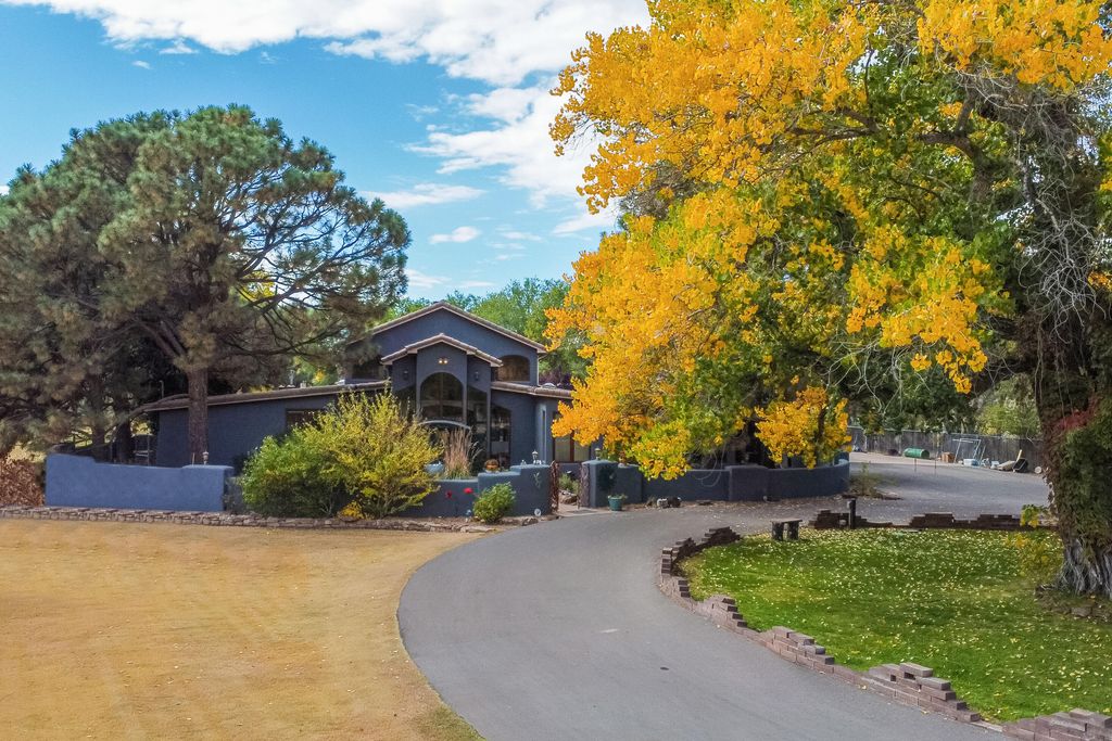 7017 Rio Grande Boulevard NW, Los Ranchos, NM 87107