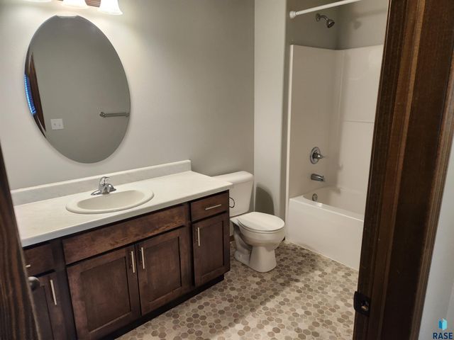 1320 N Archer Dr, Sioux Falls, SD 57103