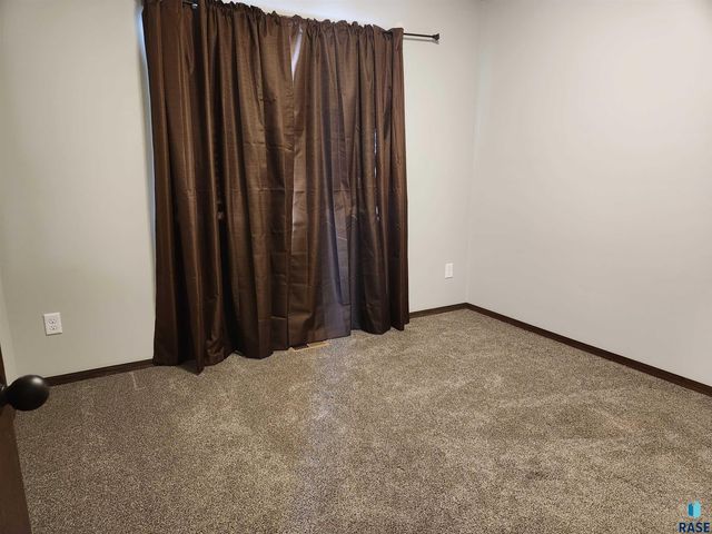 1320 N Archer Dr, Sioux Falls, SD 57103