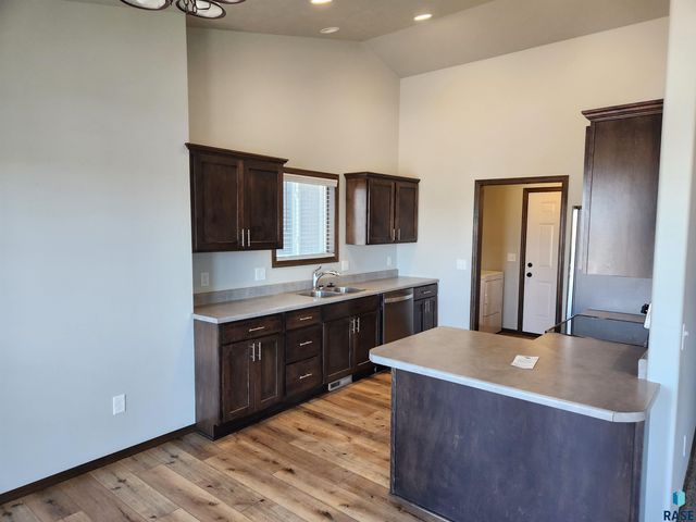 1320 N Archer Dr, Sioux Falls, SD 57103