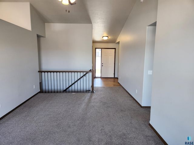 1320 N Archer Dr, Sioux Falls, SD 57103