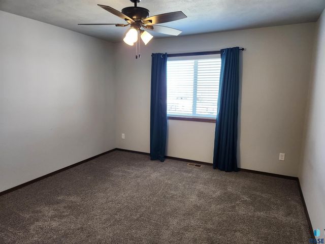 1320 N Archer Dr, Sioux Falls, SD 57103