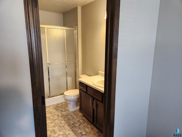 1320 N Archer Dr, Sioux Falls, SD 57103