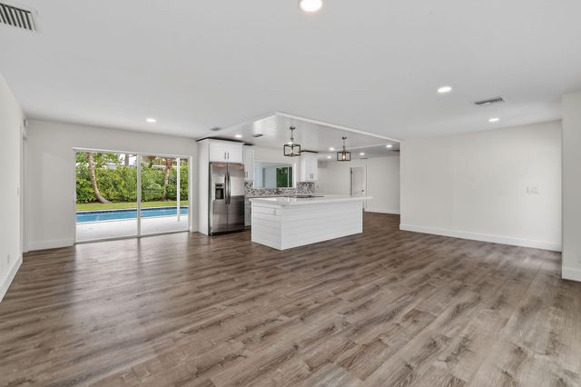 19228 Caribbean Court, Jupiter, FL 33469