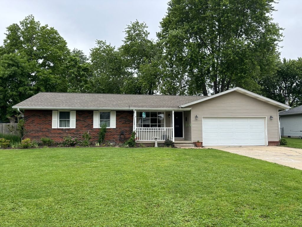 Image 1 of property listing at 333 Northwood Lane, Salem, IL 62881