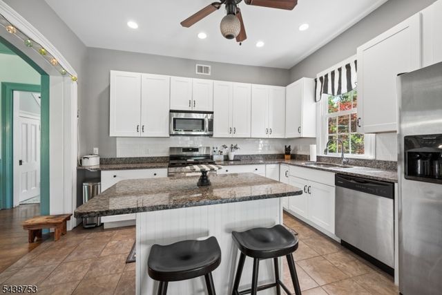 15 Cherry St, Lebanon Boro, NJ 08833