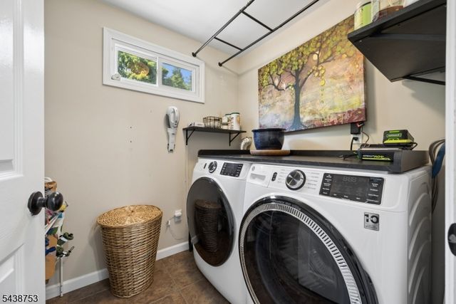 15 Cherry St, Lebanon Boro, NJ 08833