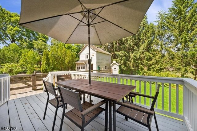 15 Cherry St, Lebanon Boro, NJ 08833