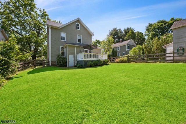 15 Cherry St, Lebanon Boro, NJ 08833