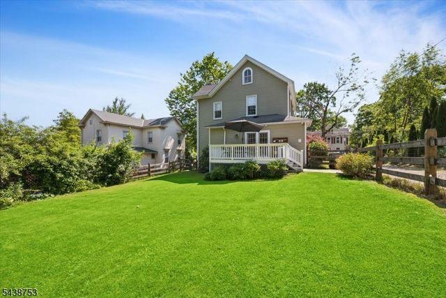 15 Cherry St, Lebanon Boro, NJ 08833