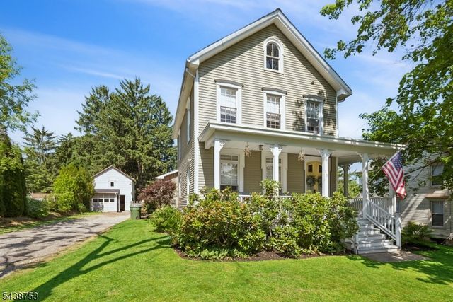 15 Cherry St, Lebanon Boro, NJ 08833