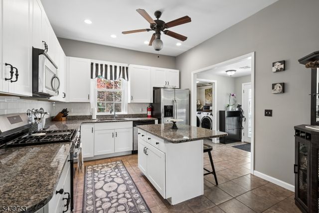 15 Cherry St, Lebanon Boro, NJ 08833