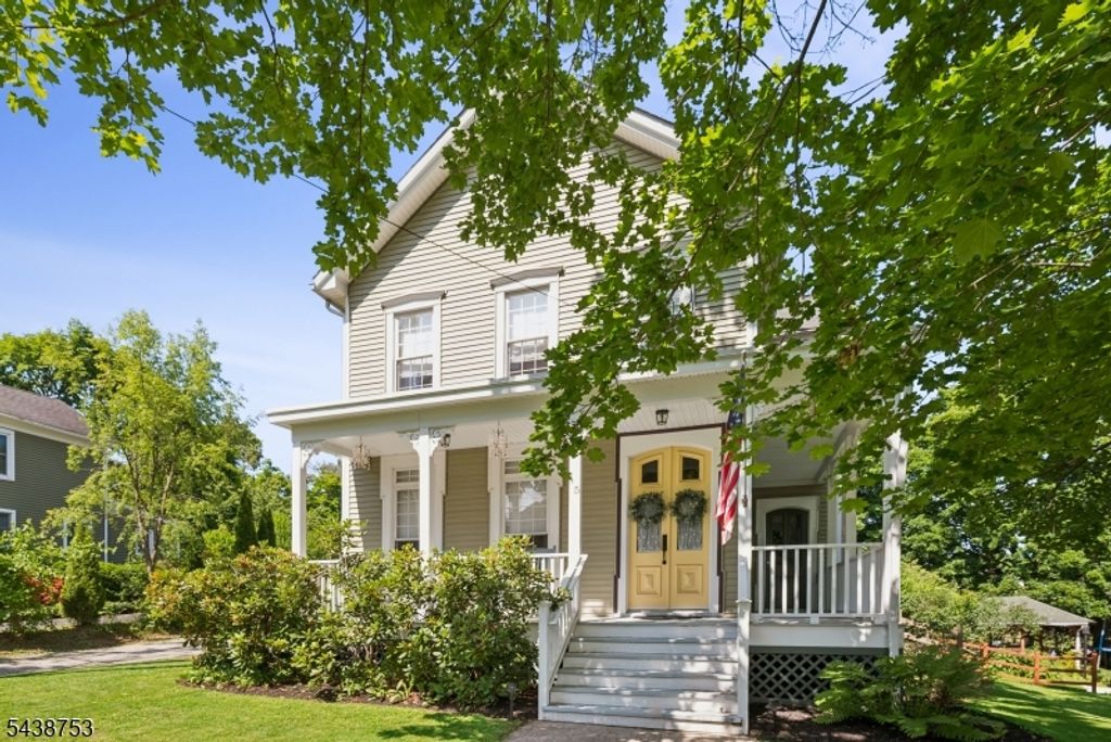 15 Cherry St, Lebanon Boro, NJ 08833