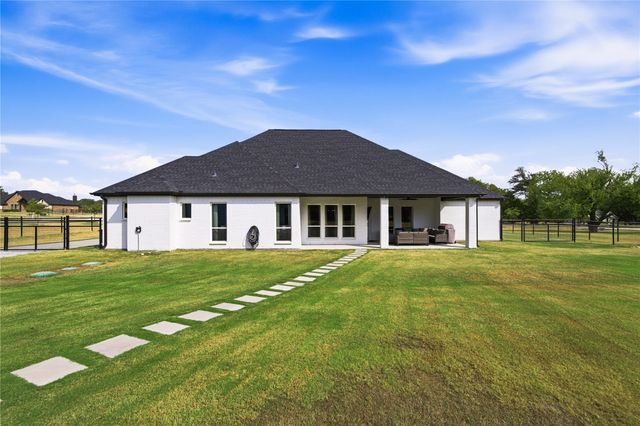 1135 Paradise Parkway, Poolville, TX 76487