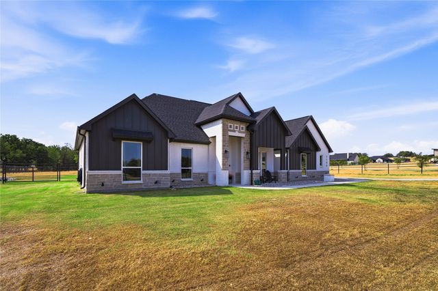 1135 Paradise Parkway, Poolville, TX 76487