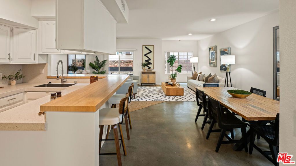 Image 1 of property listing at 10627 Ashton Avenue 103, Los Angeles, CA 90024