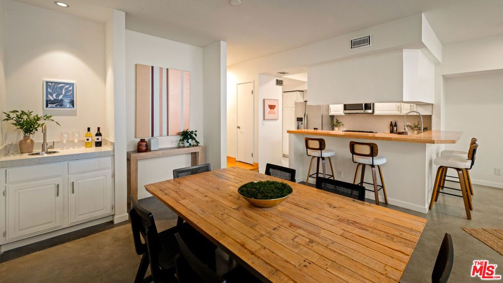 Image 10 of property listing at 10627 Ashton Avenue 103, Los Angeles, CA 90024