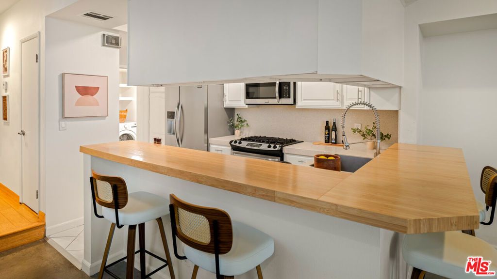 Image 11 of property listing at 10627 Ashton Avenue 103, Los Angeles, CA 90024